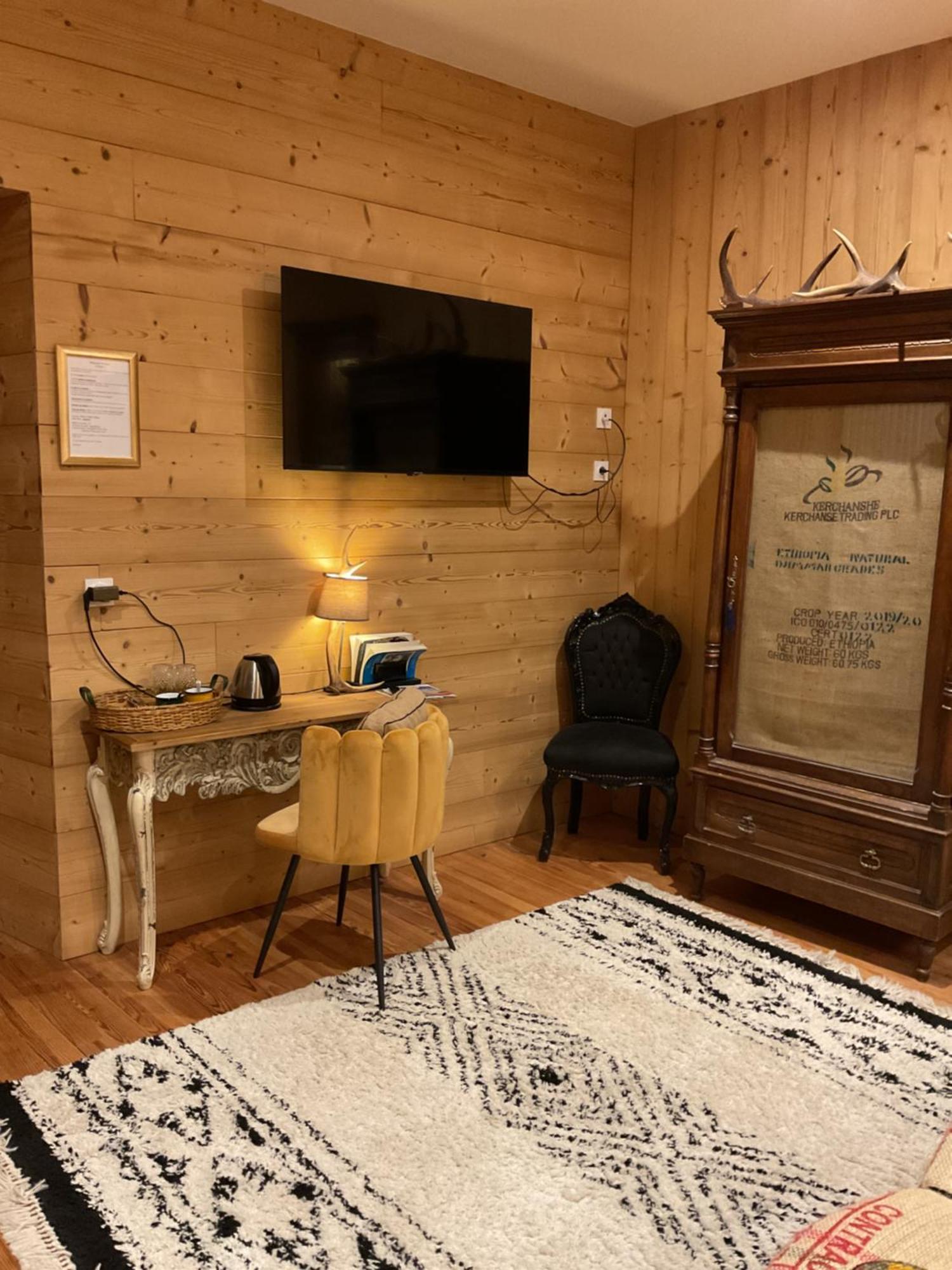 A Nouste Chambres D'Hotes Et Gite Only Adults 캄팡 외부 사진
